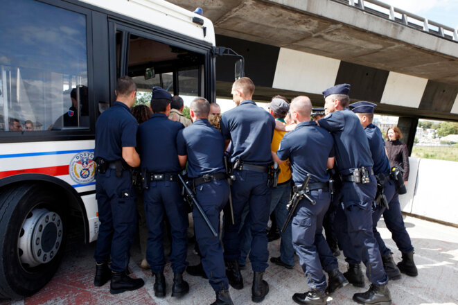 Des militants du réseau Sortir du nucléaire venus tracter sont embarqués par les CRS le 8 juillet 2011, à Saint-Denis.. © Martin Leers Des militants du réseau Sortir du nucléaire venus tracter sont embarqués par les CRS le 8 juillet 2011, à Saint-Denis.. © Martin Leers